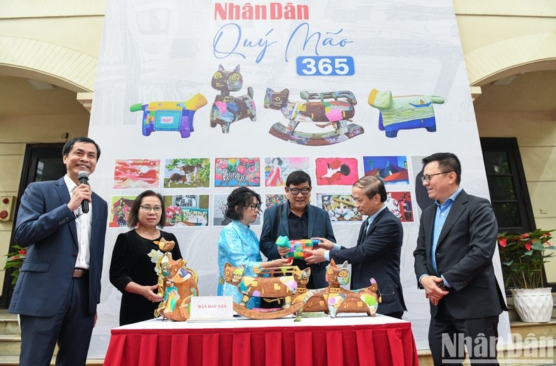 L'exposition d'art est un projet unique et à grande échelle, présentant au public amateur d'art une collection de sculptures de mascottes de chats, basée sur les œuvres de célèbres peintres et sculpteurs vietnamiens contemporains. Photo : NDEL.