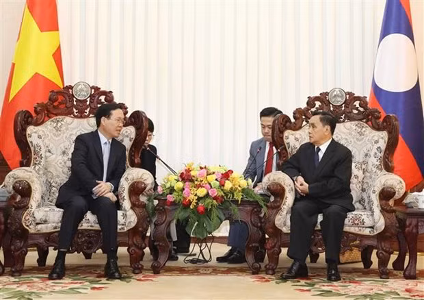 Le Président vietnamien, Vo Van Thuong (à gauche), et l'ancien Premier ministre lao, Thongsing Thammavong. Photo : VNA.