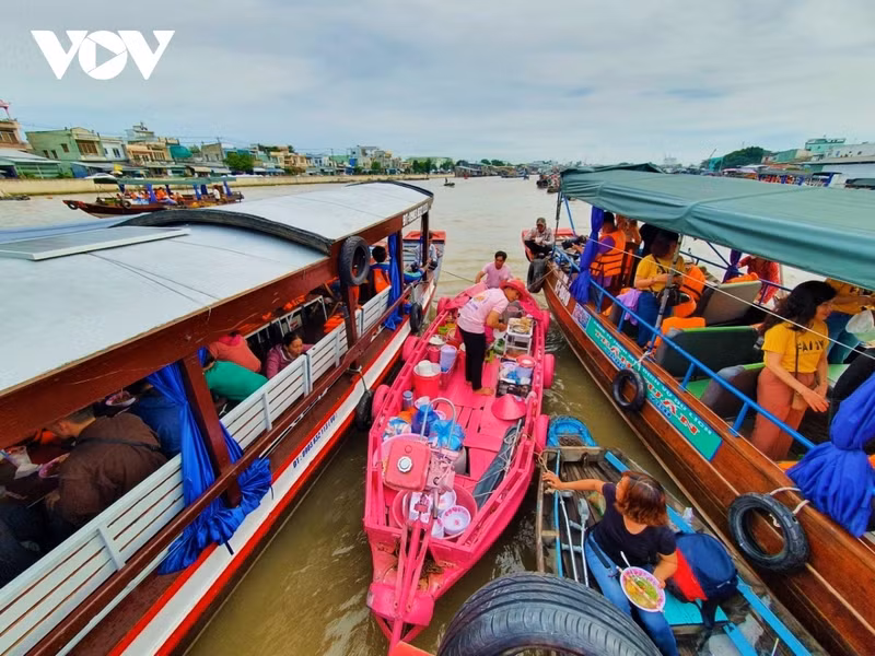 Les petits bateaux remplis de marchandises sont facilement accessibles aux touristes.