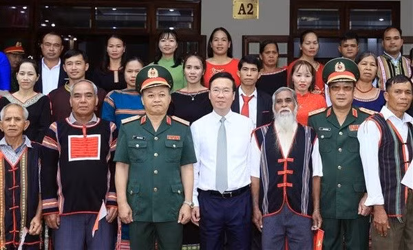 Le Président Vo Van Thuong (au premier rang, au milieu) recontre des patriarches, chefs de villages et personnes de renom au sein des minorités ethniques. Photo : VNA.