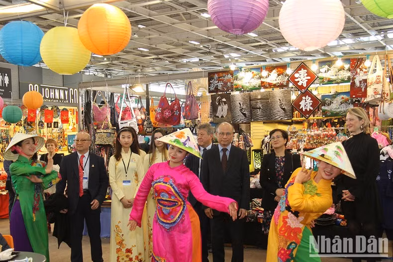 Le programme culturel spécial organisé par les artistes du Théâtre de marionnettes du Vietnam. Photo : NDEL.
