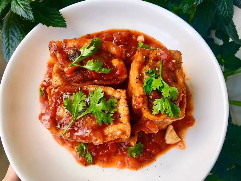 Le Tofu sauté à la sauce tomate. Photo : baoquocte.vn