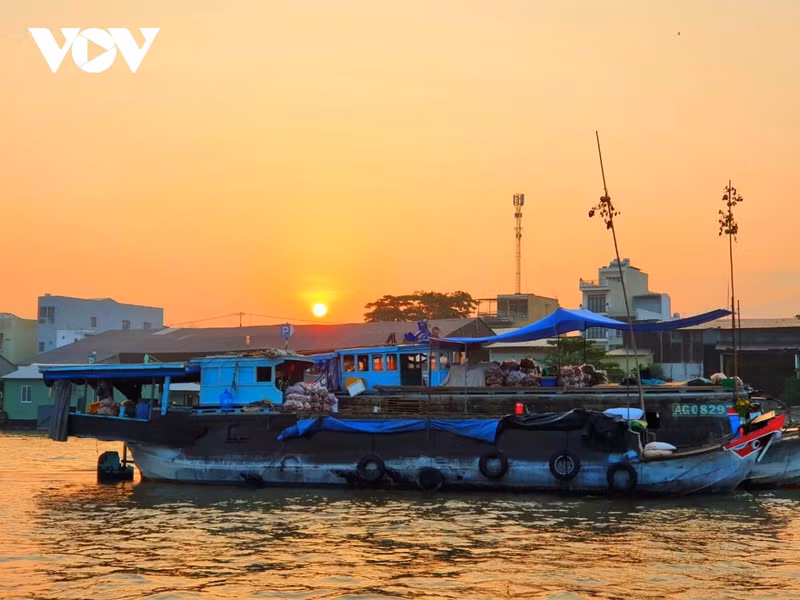 Depuis plus d’un siècle, les habitants de Cai Rang, dans la ville de Cân Tho, ont créé ce marché flottant pour y vendre leurs fruits et légumes.