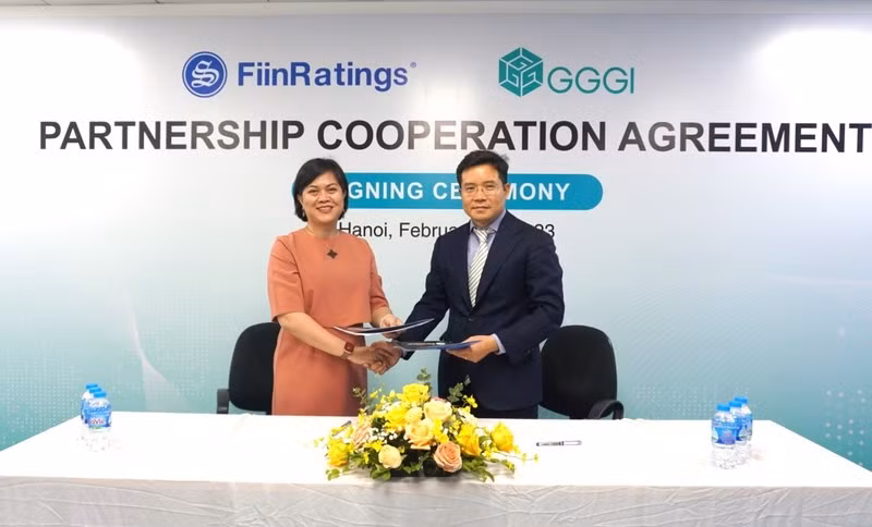 Signature de l’accord de partenariat entre FiinRatings et l’Institut mondial de la croissance verte. Photo : NDEL.