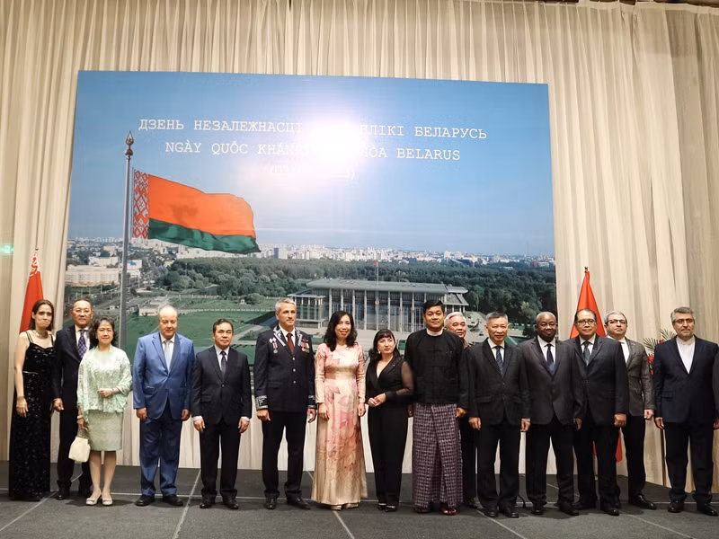 Des invités lors de cérémonie célébrant le 79e anniversaire de la Fête nationale biélorusse, le 29 juin à Hanoï. Photo : thoidai.com.vn