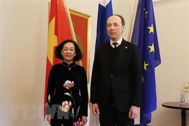 La présidente de la Commission centrale d’Organisation du PCV, Truong Thi Mai (à gauche) et le Président du Parlement finlandais Jussi Halla-Aho. Photo : VNA.