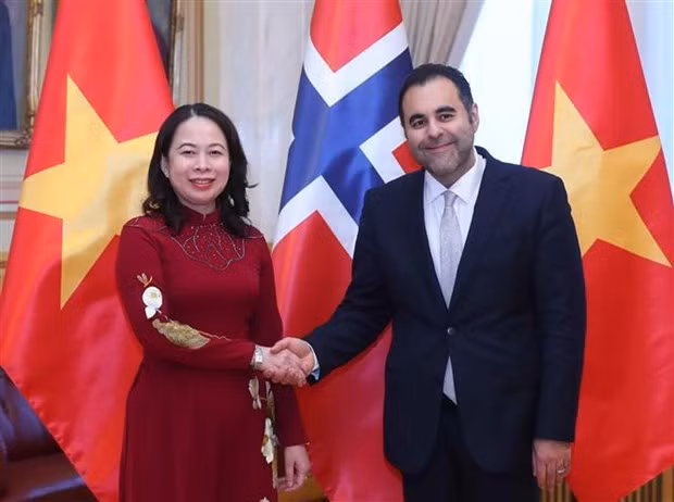 Vo Thi Anh Xuân rencontre le président du Parlement Masud Gharahkhani. Photo : VNA.