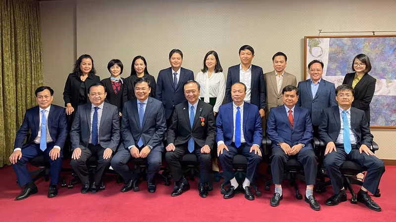 La délégation vietnamienne lors de sa séance de travail avec le gouverneur de la province de Kanagawa. Photo : baoquocte.vn