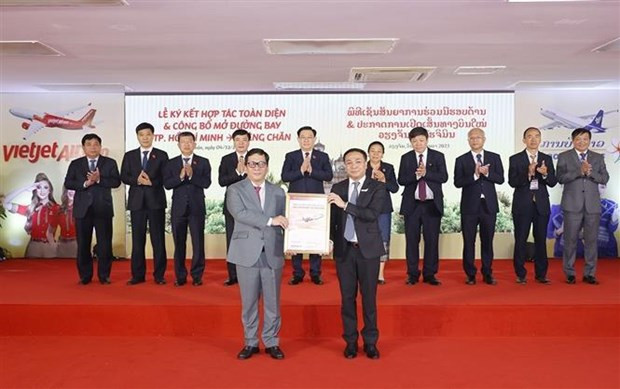 Le Président de l'AN, Vuong Dinh Huê, a assisté le 4 décembre à l'aéroport international de Wattay, à la signature d'un accord de coopération intégrale entre Vietjet Air du Vietnam et Lao Airlines. Photo : VNA.