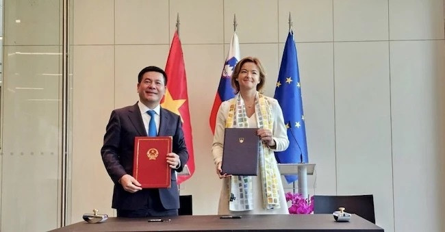 Le ministre vietnamien de l'Industrie et du Commerce, Nguyên Hông Diên et la Vice-Première ministre slovène et ministre des Affaires étrangères et européennes, Tanja Fajon, lors de la 3e réunion du Comité intergouvernemental de coopération économique Vietnam - Slovénie. Photo : congthuong.vn