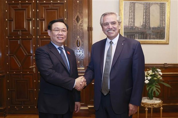 Le Président de l’AN du Vietnam, Vuong Dinh Huê (à gauche) et le Président argentin Alberto Ángel Fernández se serrent la main à Buenos Aires, le 24 avril. Photo : VNA.