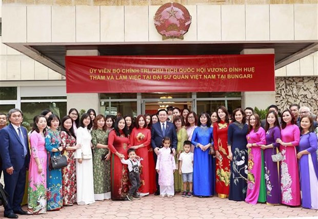 Le Président de l'AN, Vuong Dinh Huê, et des représentants de la communauté des Vietnamiens en Bulgarie. Photo : VNA.