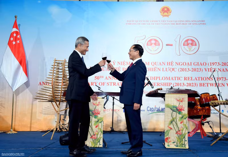 Le ministre vietnamien des Affaires étrangères, Bùi Thanh Son (à droite), et le ministre singapourien des Affaires étrangères, Vivian Balakrishnan, lors de la célébration. Photo : baoquocte.vn