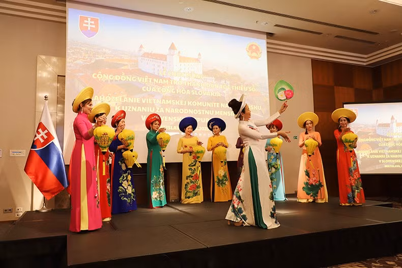 Lors de la célébration de la reconnaissance de la communauté vietnamienne en tant que 14e groupe ethnique minoritaire de Slovaquie. Photo : NDEL