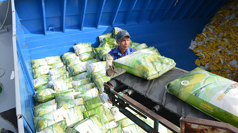 Grâce aux tarifs préférentiels, l'exportation de riz parfumé et de riz de haute qualité vers le marché de l’UE a des résultats positifs. Photo : NDEL.