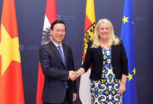 Le Président vietnamien, Vo Van Thuong, et la Présidente du Conseil fédéral d’Autriche, Claudia Arpa. Photo : VNA.
