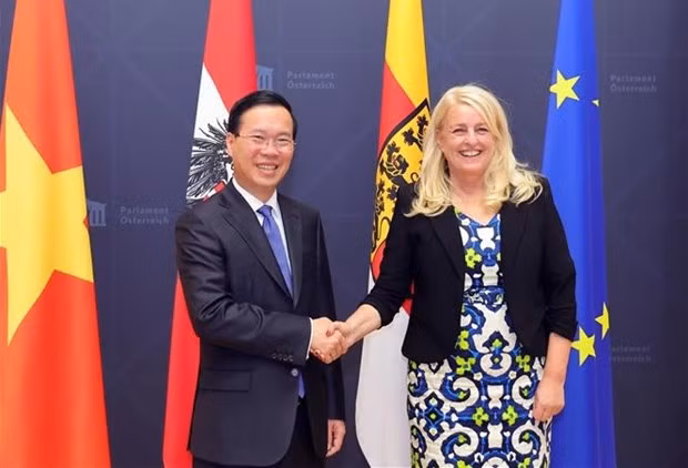 Le Président vietnamien, Vo Van Thuong, et la Présidente du Conseil fédéral d’Autriche, Claudia Arpa. Photo : VNA.
