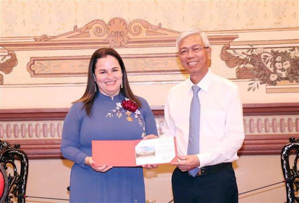 Le vice-président du Comité populaire de Hô Chi Minh-Ville, Vo Van Hoàn, reçoit la représentante d’ONU Femmes au Vietnam, Elisa Fernandez Saenz. Photo : VNA.