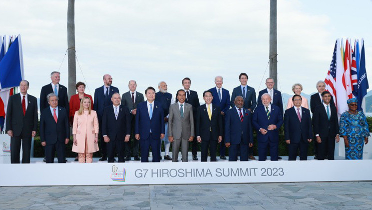 Le Premier ministre vietnamien, Pham Minh Chinh, et d'autres dirigeants et chefs d'État prennent une photo souvenir avant la session « Des efforts communs pour une planète durable ». Photo : VNA.