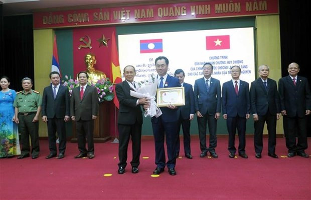 Cérémonie de remise des ordres et insignes du Laos à des organisations et particuliers de Thai Nguyên. Photo : VNA.