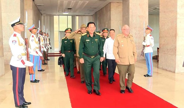 Le général de corps d’armée Álvaro López Miera, ministre cubain des Forces armées révolutionnaires, et le général de corps d’armée Vo Minh Luong (à gauche), membre permanent de la Commission militaire centrale, vice-ministre de la Défense. Photo : qdnd.vn