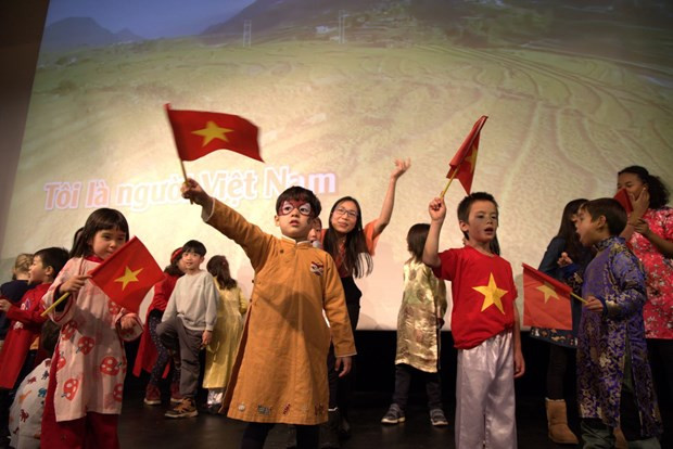 Des élèves de l'école de Binh Minh interprètent une chanson vietnamienne. Photo : VNA.