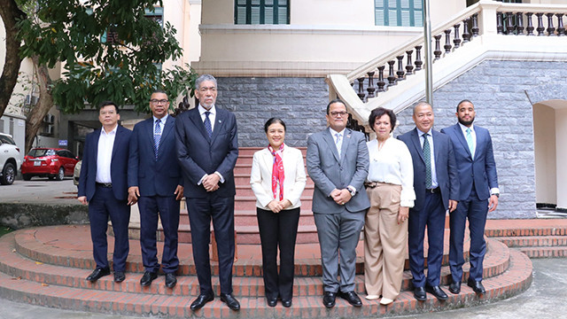 La présidente de la VUFO, Nguyên Phuong Nga et le secrétaire général du MIU de la République dominicaine, Miguel Mejia, lors de leur rencontre. Photo : thoidai.com.vn
