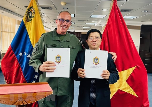 Les recteurs de l'UTM et de l'UNEFA lors de la signature de la lettre d'intention de coopération. Photo : thoidai.com.vn