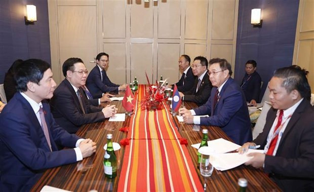 Le Président de l’Assemblée nationale du Vietnam Vuong Dinh Huê (à gauche, centre) et son homologue lao Saysomphone Phomvihane, à Jakarta, le 7 août. Photo : VNA