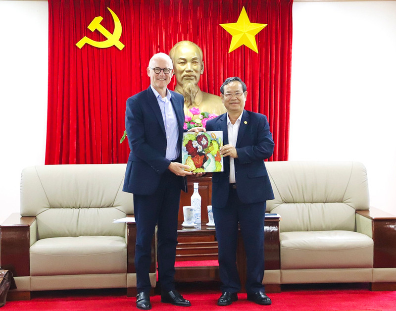 Le vice-président du Comité populaire de la province de Binh Duong, Nguyên Van Danh (à droite) et Rene Piil Perdesen, président en charge des affaires étrangères et des politiques publiques de la région Asie- Pacifique de A.P Moller Maersk. Photo : baodautu.vn