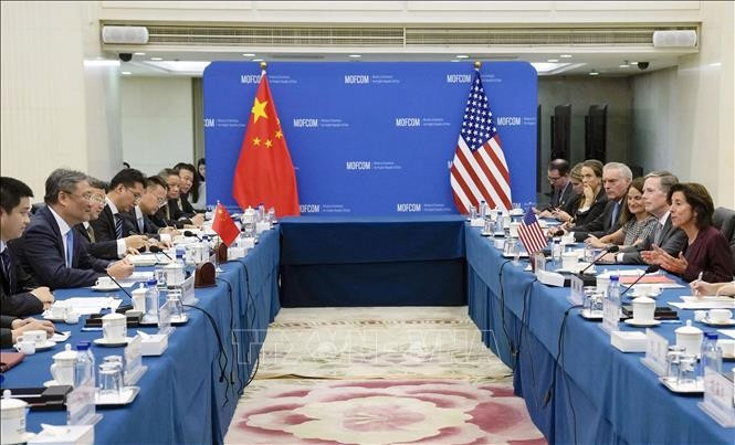 La secrétaire américaine au Commerce, Gina Raimondo (droite) travaille avec son homologue chinois, Wang Wentao, le 28 août à Pékin. Photo : VNA.