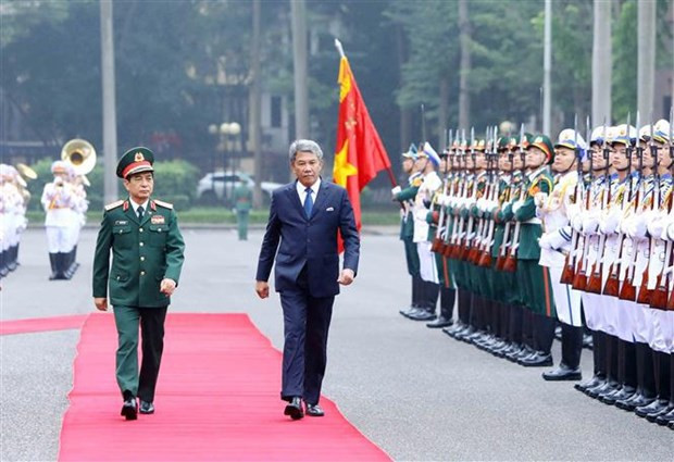 Le ministre de la Défense, Phan Van Giang (à gauche) et le ministre malaisien de la Défense Dato’ Seri Utama Haji Mohamad Bin Haji Hasan lors de la cérémonie de bienvenue. Photo : VNA.