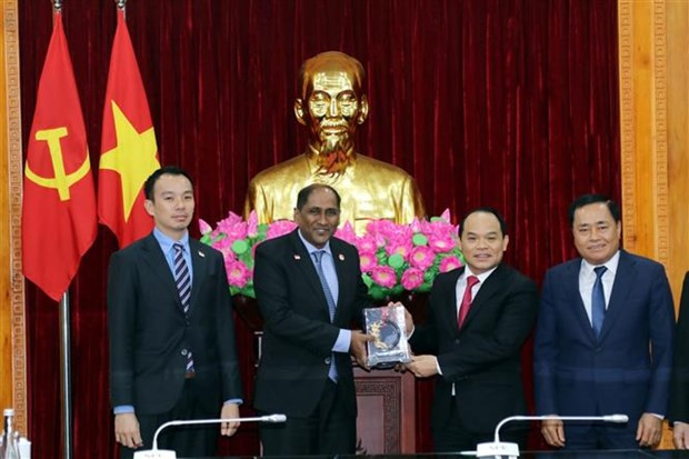 L'ambassadeur de Singapour au Vietnam, Jaya Ratnam, offre un cadeau de souvenir à Lang Son. Photo : VNA.