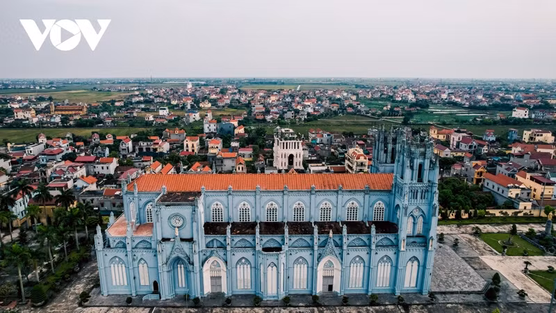 L’église de Phu Nhai est l’une des 4 basiliques du Vietnam, située dans la commune de Xuân Phuong, district de Xuân Truong.