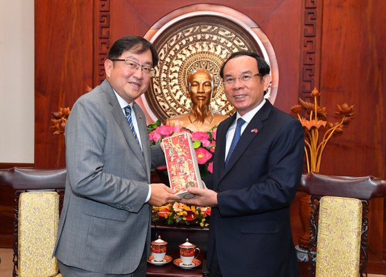 Le secrétaire du Comité du Parti de Hô Chi Minh-Ville, Nguyên Van Nên (à droite) et l’ambassadeur de Malaisie au Vietnam, Dato Tan Yang Thai. Photo : sggp.org.vn