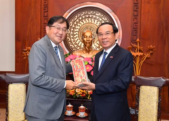 Le secrétaire du Comité du Parti de Hô Chi Minh-Ville, Nguyên Van Nên (à droite) et l’ambassadeur de Malaisie au Vietnam, Dato Tan Yang Thai. Photo : sggp.org.vn