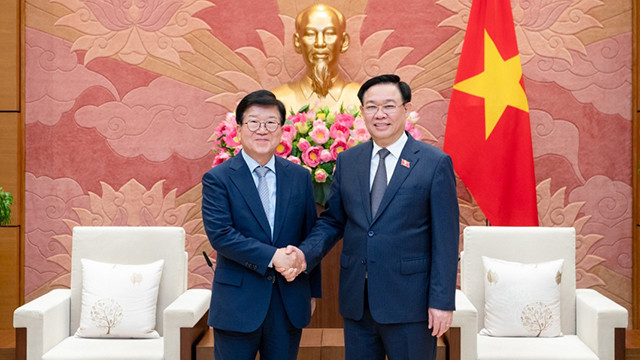 Le Président de l'Assemblée nationale Vuong Dinh Huê (à droite) reçoit l'ancien président de l'Assemblée nationale de la République de Corée, Park Byeong-seug. Photo: VOV.