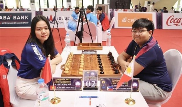 La Vietnamienne Doàn Thi Hông Nhung (à gauche) a remporté une médaille d’or en ouk chaktrang aux SEA Games 32 au Cambodge. Photo : VNA.