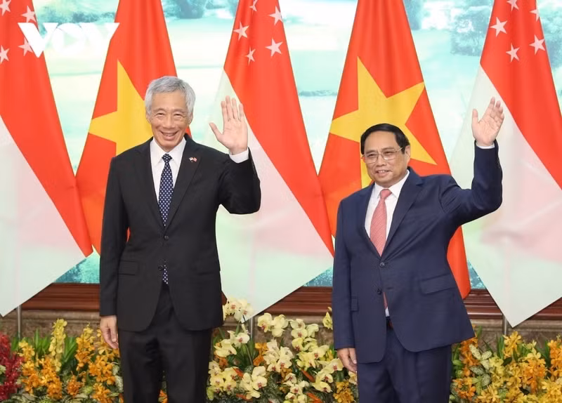 Le Premier ministre singapourien,Lee Hsien Loong (à gauche), a effectué une visite officielle au Vietnam du 27 au 29 août dans le but de renforcer davantage les relations bilatérales et de renforcer la confiance stratégique entre les dirigeants des deux pays. La visite visait également à concrétiser les accords existants et à signer de nouveaux accords, notamment dans le domaine de la coopération économique. À cette occasion, les deux dirigeants ont assisté à l’échange de quatre documents de coopération. Sur la photo, le Premier ministre vietnamien Pham Minh Chinh (à droite) et le Premier ministre singapourien Lee Hsien Loong posent pour une photo avant leur entretien à Hanoï.