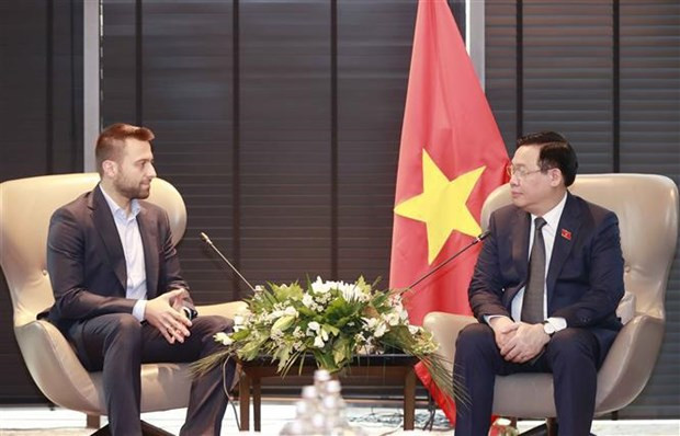 Le Président de l'Assemblée nationale Vuong Dinh Huê (à droite) et Dimitar Naydenov, directeur des fusions et acquisitions du laboratoire Sopharma, un des leaders des acteurs pharmaceutiques bulgares. Photo : VNA.