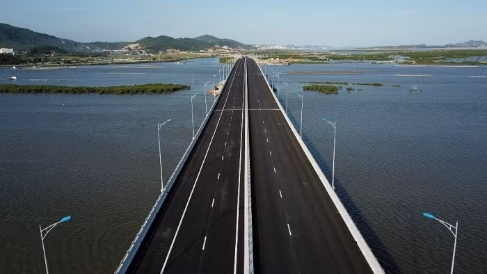 L'autoroute Hai Phong-Mong Cai, longue de près de 200 km dont Vân Dôn comme centre de connexion, crée une nouvelle position et une nouvelle force pour Vân Dôn. Photo : baoquocte.vn