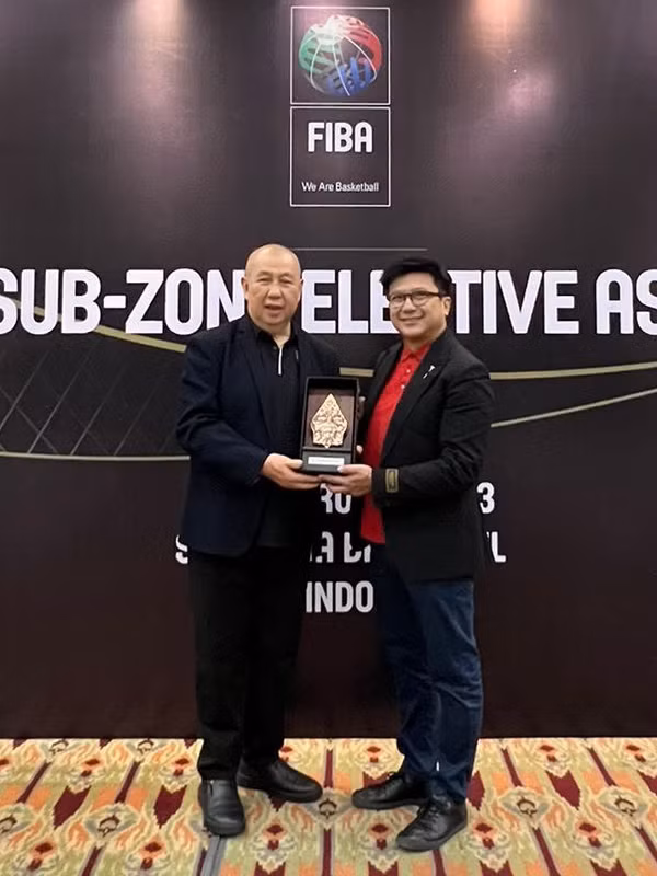  Le président de la Fédération de basketball du Vietnam (VBF), Nguyên Bao Hoàng (à droite). Photo : VBF.