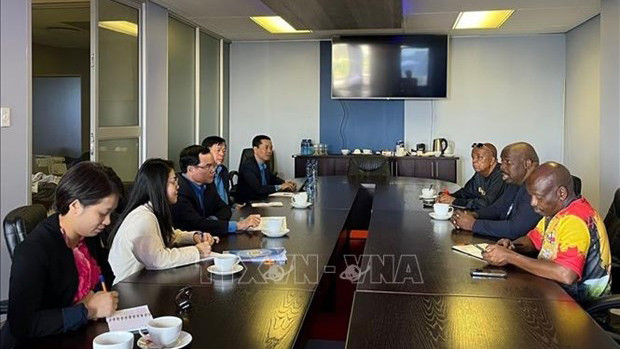 Lors de la séance de travail entre la délégation de la Confédération générale du Travail du Vietnam et le président de la Fédération syndicale mondiale (FSM), Mzwandile Michael Makwayiba. Photo : VNA.