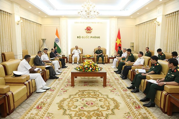 Le général de corps d’armée Nguyên Tân Cuong, chef d'état-major général de l'Armée populaire du Vietnam, vice-ministre de la Défense (à droite) reçoit à Hanoi l’amiral R Hari Kumar, commandant de la Marine indienne. Photo : mod.gov.vn