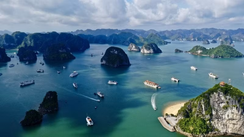 La baie d’Ha Long (dans la province de Quang Ninh, au Nord-Est du Vietnam) a été classée à deux reprises sur la liste de patrimoine naturel mondial de l’UNESCO en 1994 et en 2000. Photo : VOV.