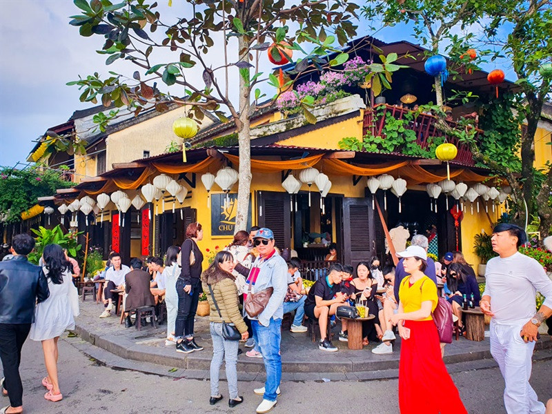 Des touristes à Hôi An. Photo : cand.com.vn