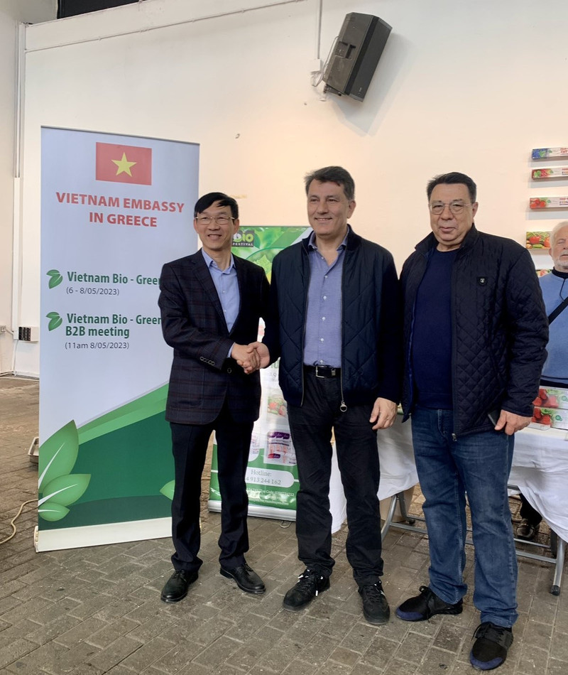 L'ambassadeur du Vietnam en Grèce Lê Hông Truong (1er, à gauche) et le président du Conseil de l'Attica à Athènes lors de la foire Eco-green 2. Photo : baoquocte.vn