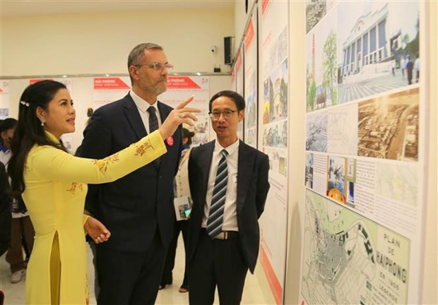 La directrice du Département municipal de la culture et des sports, Trân Thi Hoàng Mai, présente à l’ambassadeur de France au Vietnam, Olivier Brochet les monuments d’architecture française typiques à Hai Phong. Photo : VNA.