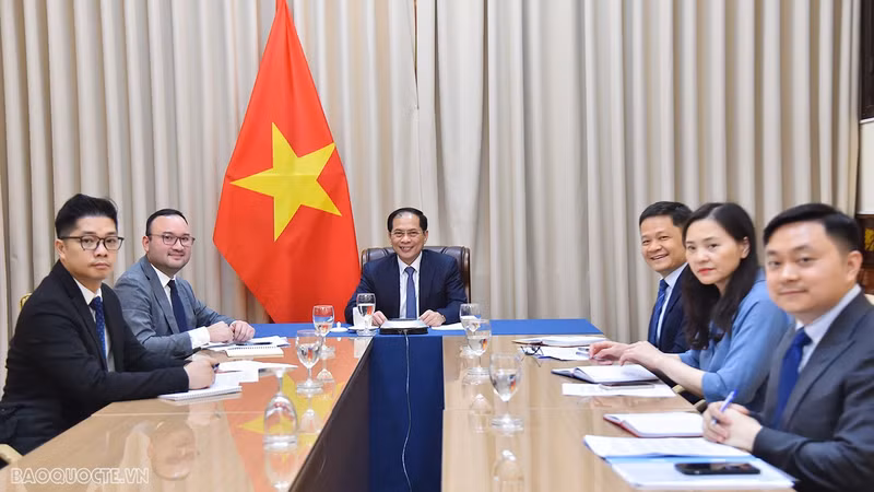 Le ministre vietnamien des Affaires étrangères Bùi Thanh Son (au centre). Photo : baoquocte.vn
