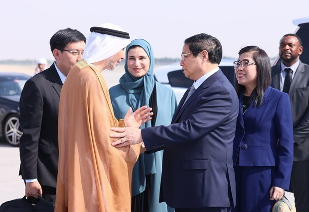 Le Premier ministre Pham Minh Chinh arrive à Hanoï, terminant son voyage de travail aux Émirats arabes unis et en Turquie. Photo : VNA.